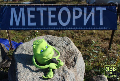 Водолази докараха в лагер талисман - плюшен зелен човек