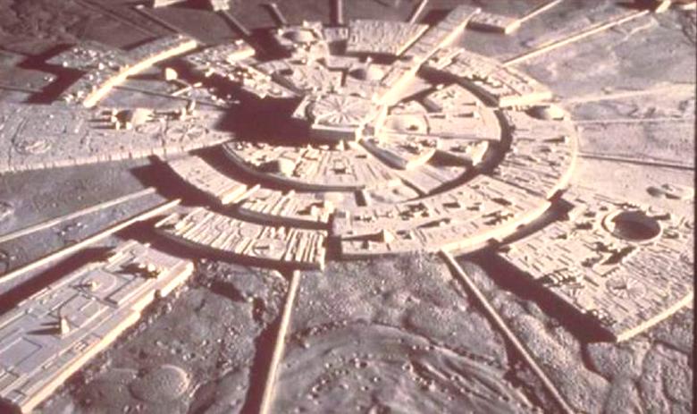 На Луната някой издига изкуствени конструкции