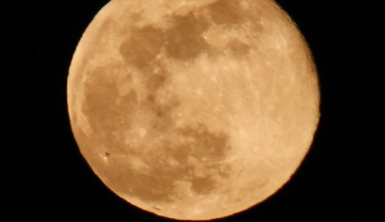 На Луната забеляза тъмна пирамида