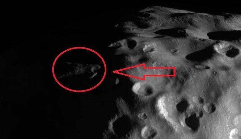 На спътника на Сатурн забелязали отломките на гигантски НЛО?