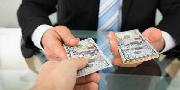 Каква ръка да даде пари 