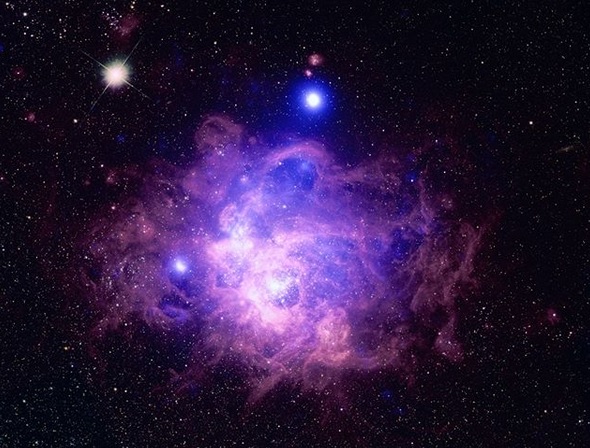 НАСА показа снимка на съседна галактика, в която около 200 млади звезди