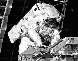 НАСА е спряла космическите пътеки в американските скафандри