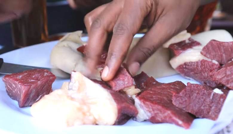 Необичайната любов на етиопските хора към сурово месо