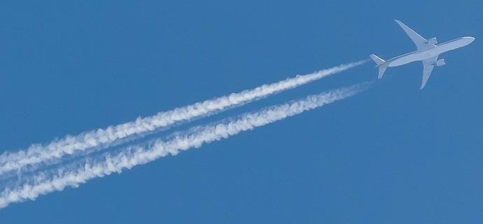 НЛО изтри от небето кондензната пътека от самолета