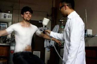 Облекло от кутии за спрей: дизайнерът смеси науката и модата