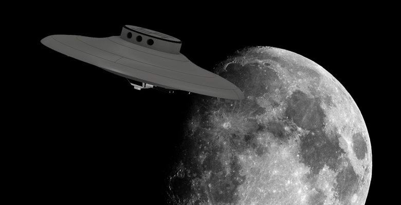 Огромен черен диск или топка прелетя над Луната