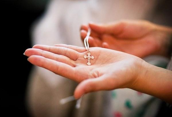 веригата с кръст се скъса 