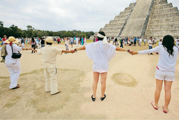 На 21 декември хора от цял ​​свят попаднаха в епицентъра на смъртта на човечеството (в Мексико). Повече тук.