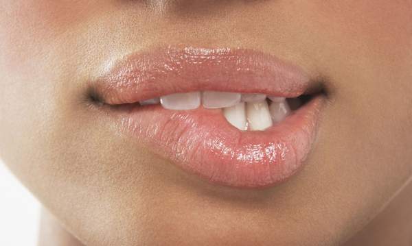 прехапа устната ми 