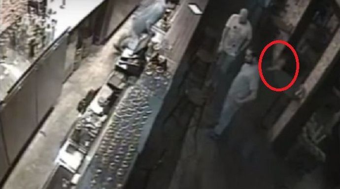 Ghost надникна в китайски бар