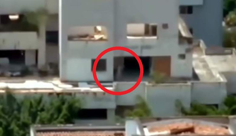 Призрачна фигура проблясна в сградата точно преди да бъде съборена.