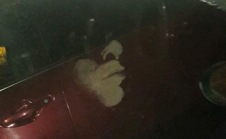 Призрачни отпечатъци на лица и длани се появиха на колата