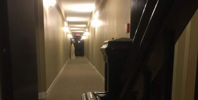 Призракът в чаршафа до смърт изплаши британеца