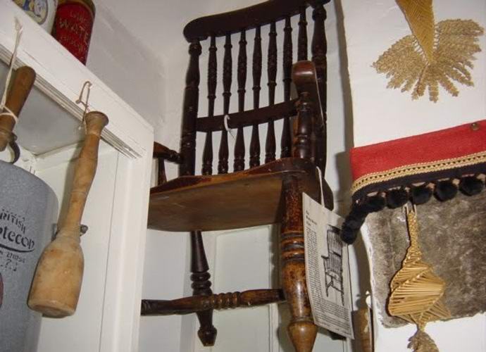 Проклет стол убива всички, които седят на нтова. 