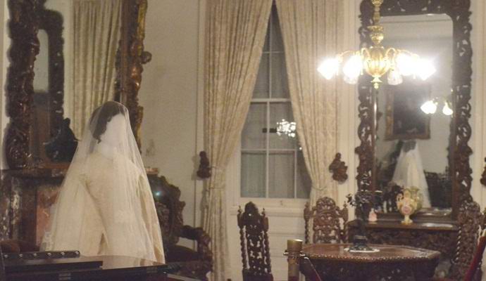 Проклятата рокля оживява и се движи сама