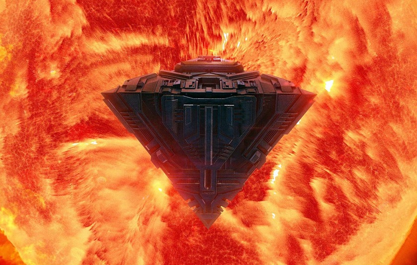 Гигантски кораб излетя право от слънцето.