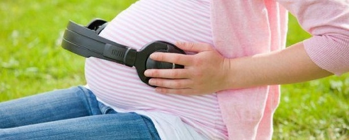 Бебе в утробата пляска с ръце