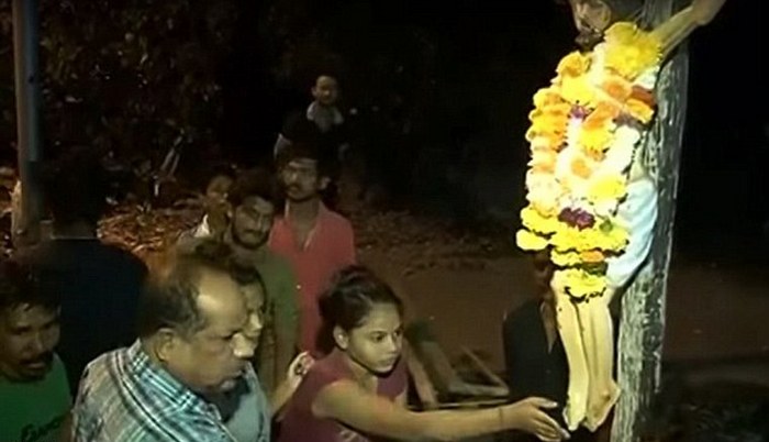 Животворната влага тече от краката на статуята на Исус Христос