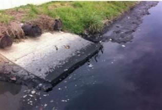 Най-голямата река в китайския град Шенжен стана черна