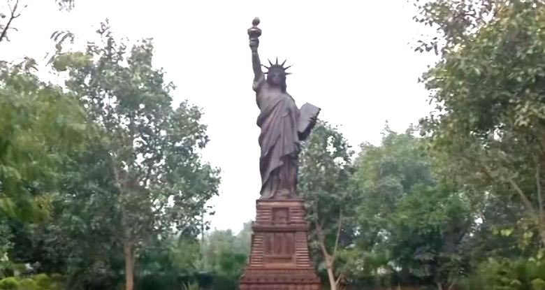 Най-известните сгради в света, събрани от скрап