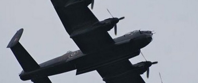 Самолет-призрак прелетя над Англия