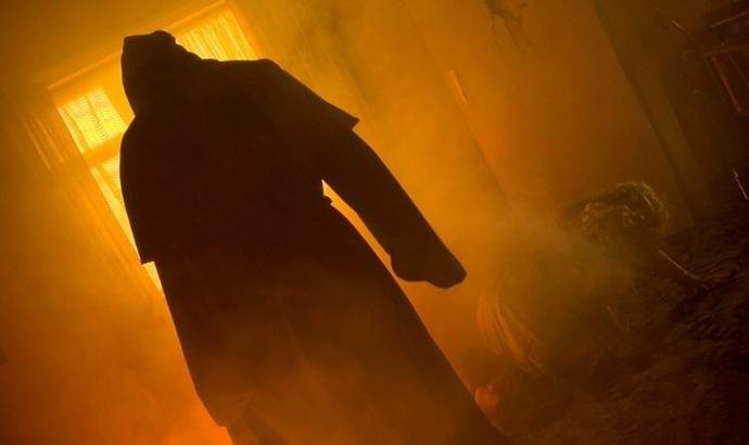 Снимал призрака на черен монах в огледалото