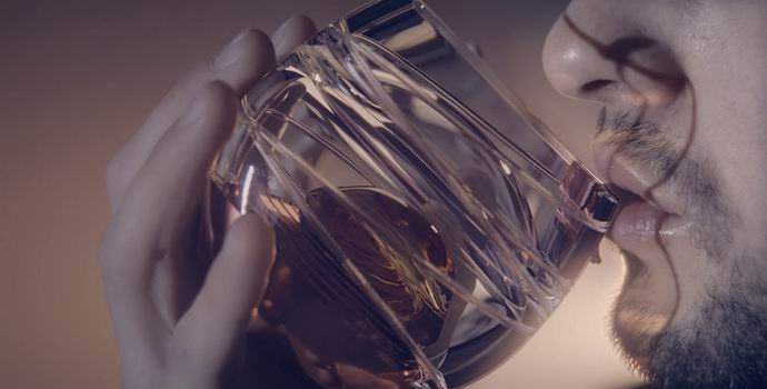 Шотландците измислиха чаша за пиене на уиски с нулева гравитация