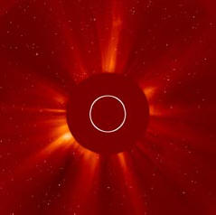 Слънцето е изплюло гигантска гъсеница.