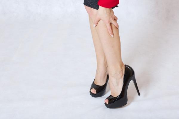 защо се спъвам 