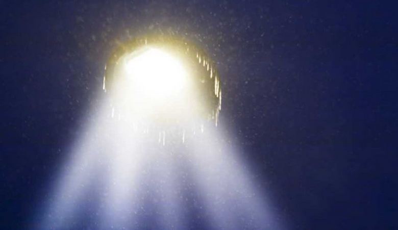 Странни сини светлини в небето над столицата на Русия