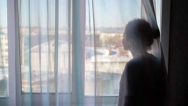 Погледнете през прозореца, когато погребението е в ход 