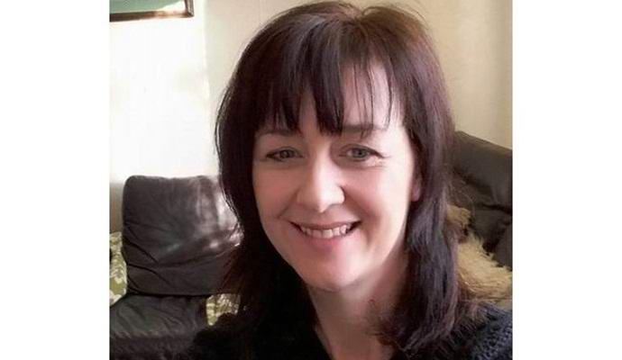 Светлият призрак на жена наднича иззад дърво