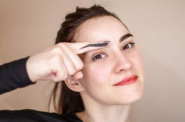 поличба пъпка на дясната вежда 