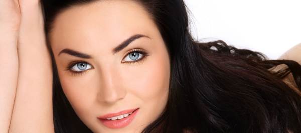 поличба пъпка между веждите 