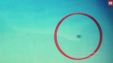 Турист снима високоскоростен НЛО от прозорец на автобус