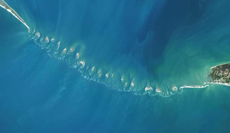 Учените изследват невероятния Адам мост