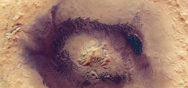 Учените публикуваха необичайна снимка на марсианския кратер