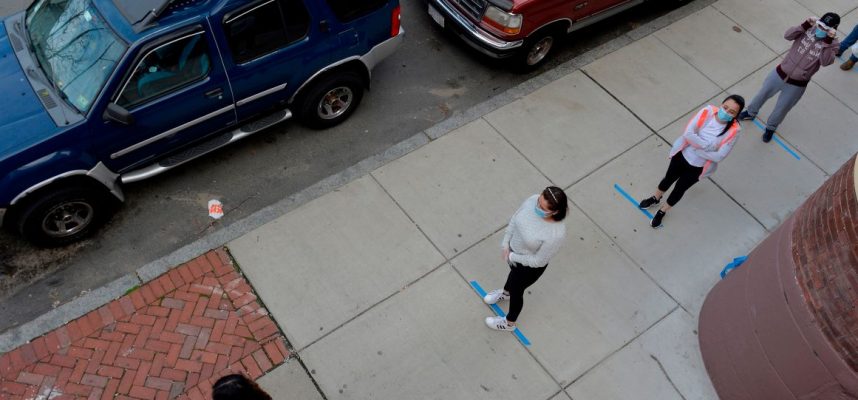 Учени: социалното дистанциране е необходимо до 2022 г. 