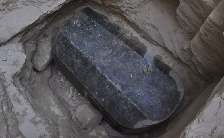 Учените откриха мистериозен черен саркофаг в Египет