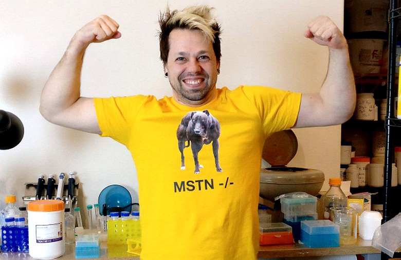 Учен експериментира с ДНК.