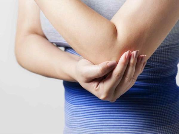 удари десния лакът поличба 