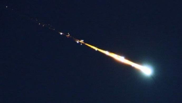 Невероятно видео с метеор, летящ над изригващ вулкан