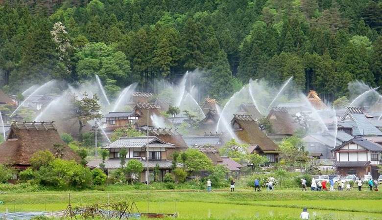 Уникална пожарна система превърна японското село в един голям фонтан.