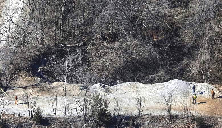 Огромна дупка в земята, образувана в американския зоопарк.