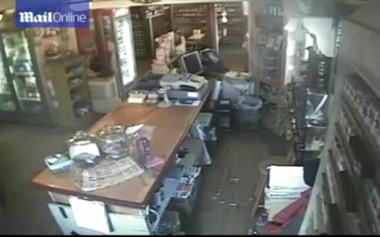 В Гилдфорд невидимите изхвърлиха стъклени чинии от масата