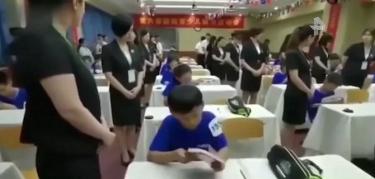 В Китай учениците учат да четат 100 хиляди думи за 2 долара на минута.