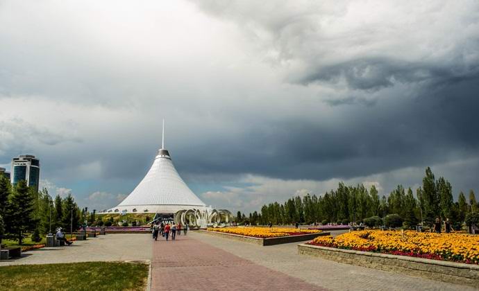 Огромно око се появи в небето над Казахстан