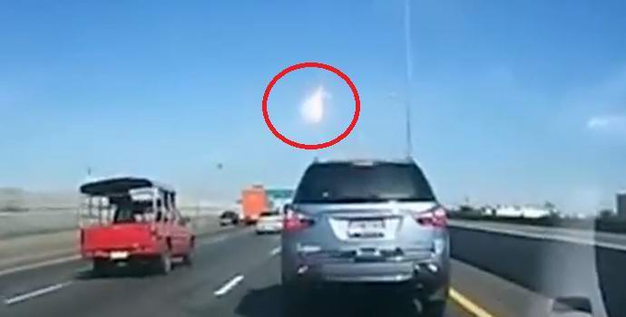 Гигантска топка с огън лети в небето над Тайланд