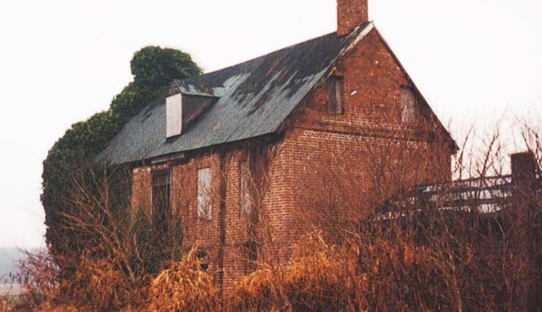 В стените на британските домове откриват странни находки